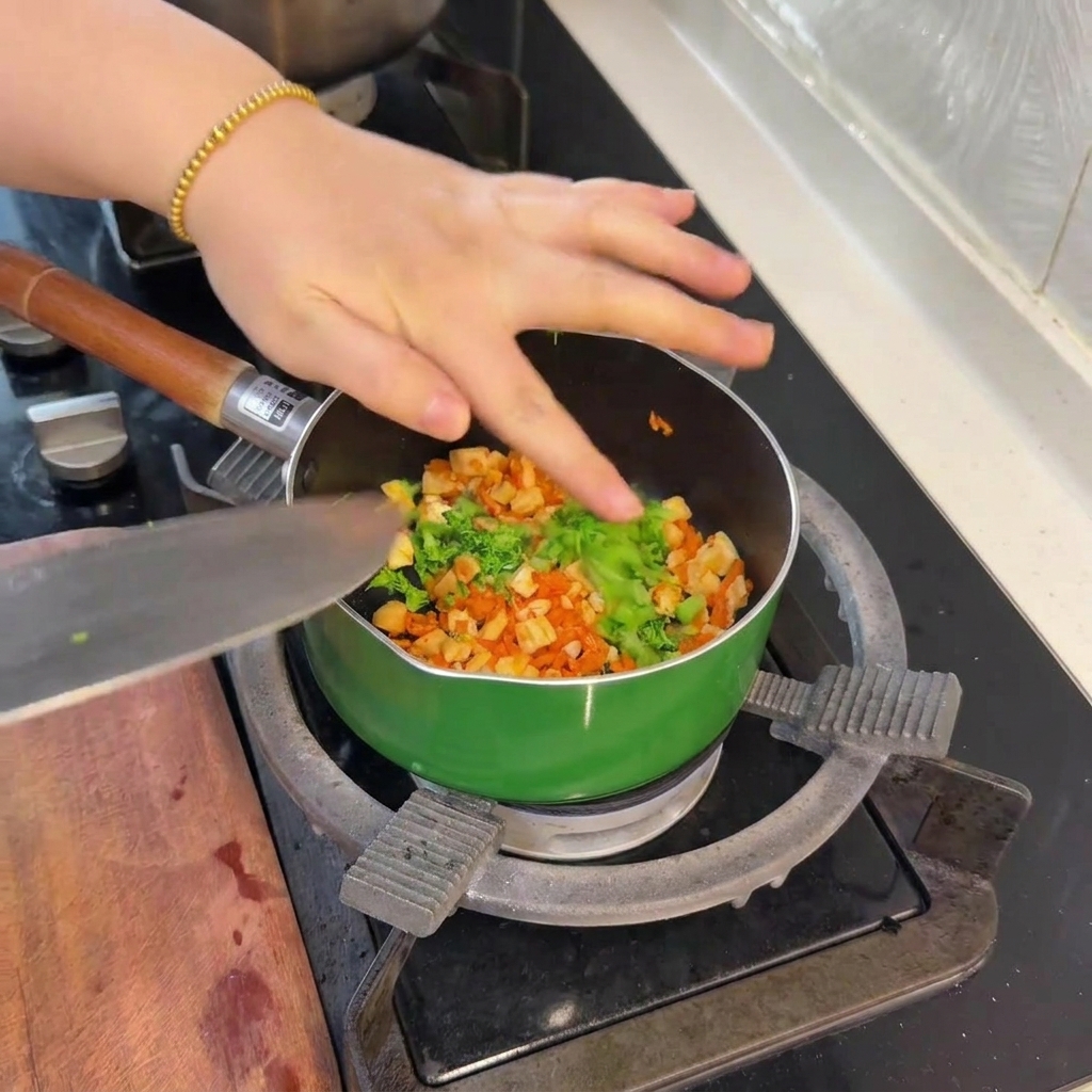 Piccoli pezzi di broccoli verdi sbollentati aggiunti alla padella con salmone e carote.