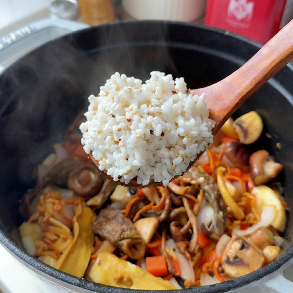 Un cucchiaio di legno che mescola riso bianco e quinoa in una pentola con funghi e carote.