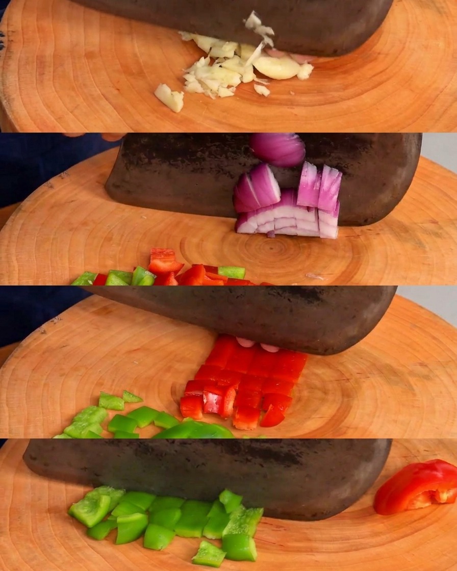 Una serie di inquadrature che mostrano aglio tritato, peperoni e cipolle tagliati a cubetti su un tagliere rotondo di legno.