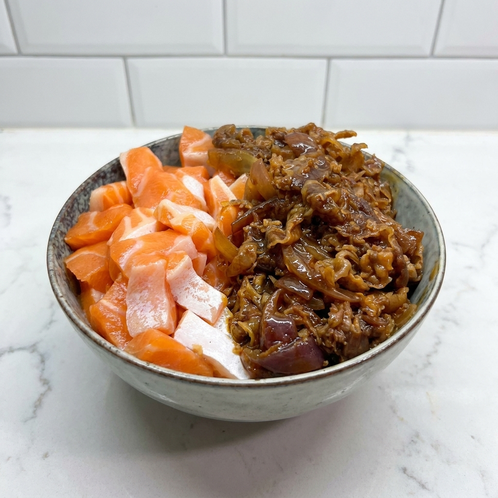 Ciotola in ceramica con salmone a sinistra e manzo saltato con cipolle a destra.