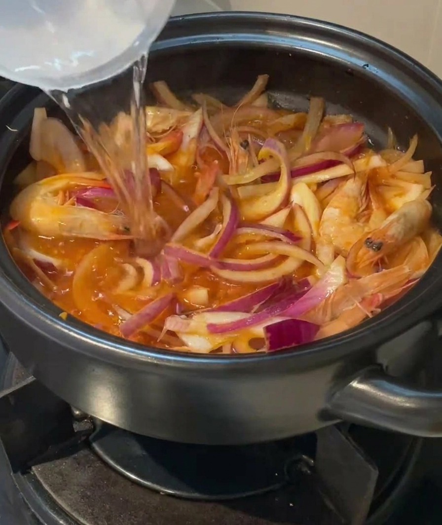Acqua limpida versata nella pentola fino a sommergere gli ingredienti.
