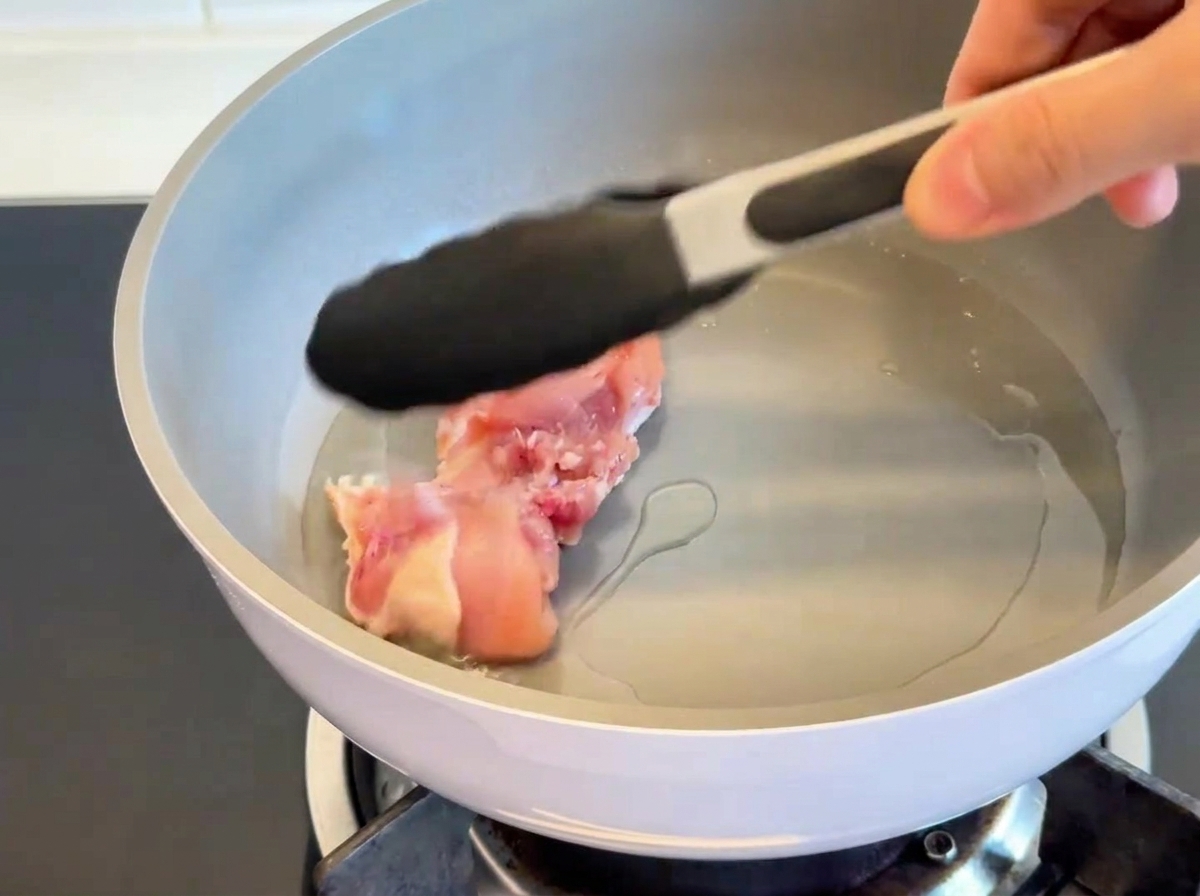 Sovracosce di pollo rosolate in padella dal lato della pelle, con una doratura croccante.