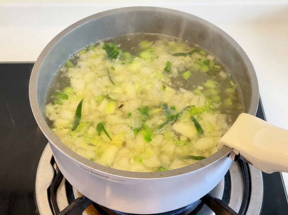 Sovracosce di pollo e riso che sobbollono nel brodo caldo.