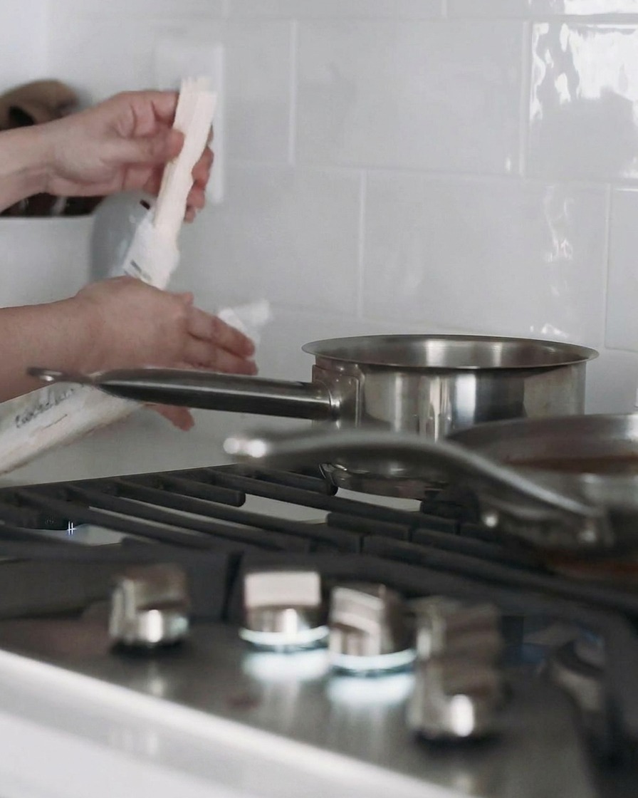 Una pentola dacqua sul fornello con i noodles udon che cuociono allinterno.