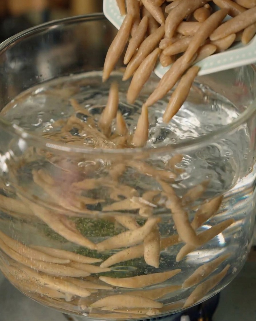 Pasta di avena tuffata in una pentola di acqua bollente.