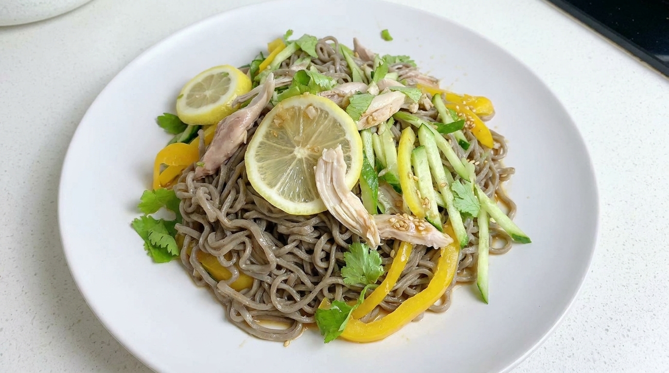 Insalata di spaghetti di grano saraceno con pollo e limone