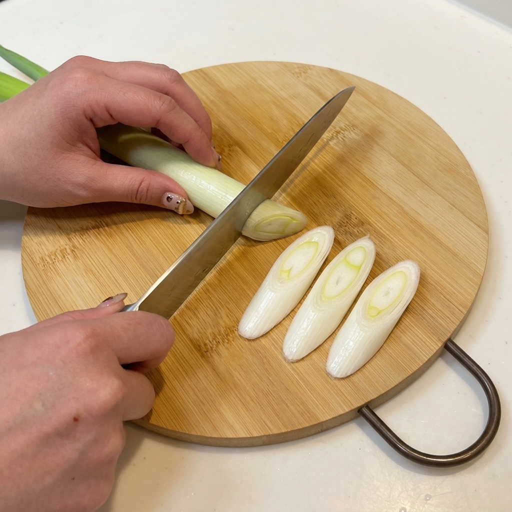 Salsicce affettate a rondelle uniformi, pronte per la cottura.