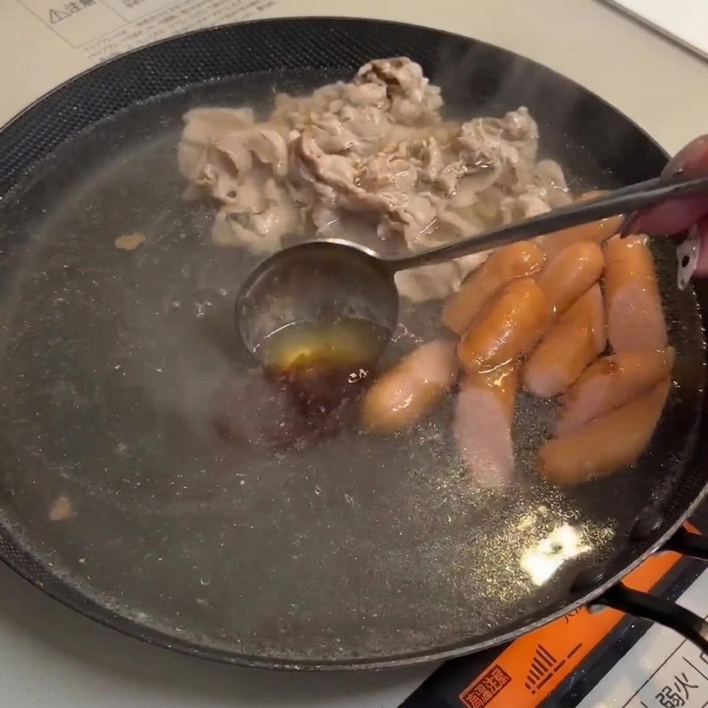 Gochujang e pasta di miso sciolti nel brodo bollente.