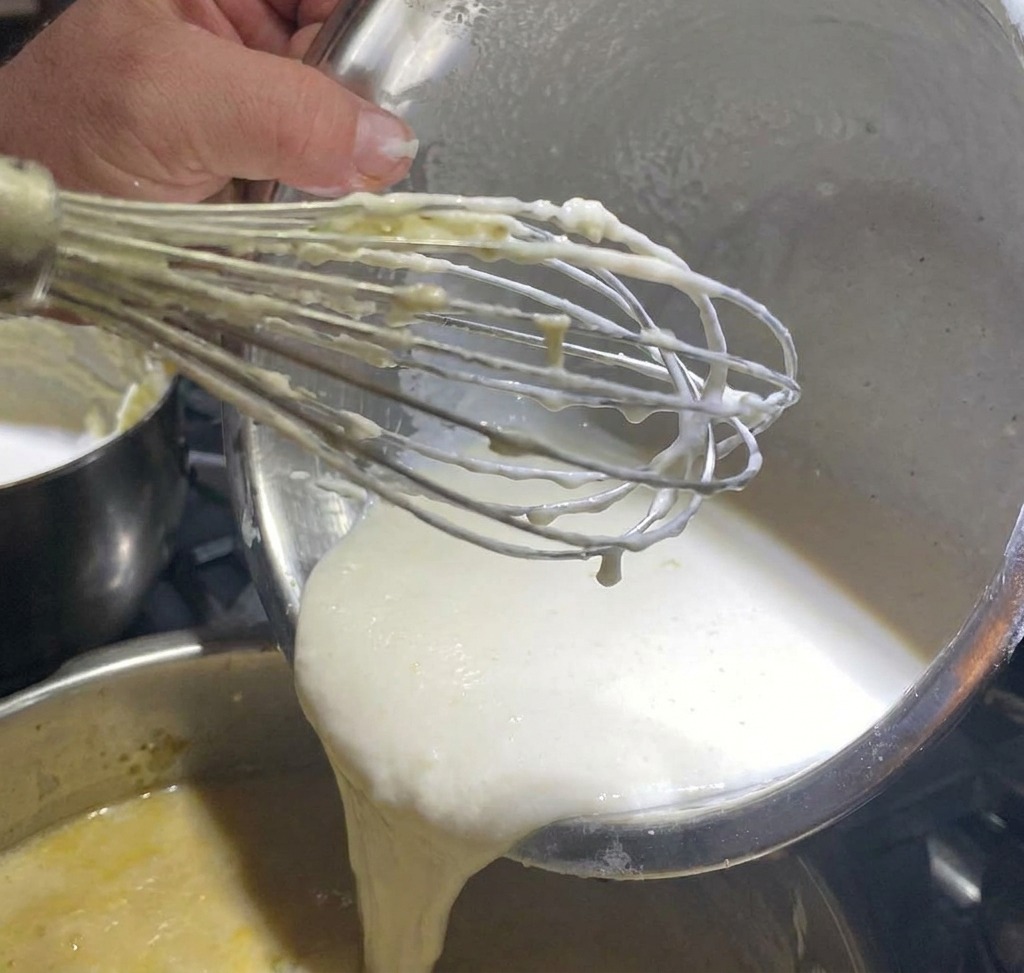 Pepe bianco cosparso sopra una base di zuppa di vongole in ebollizione.