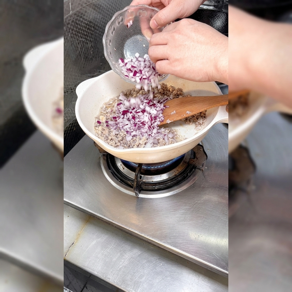 Cipolle tritate aggiunte alla padella con la carne rosolata.
