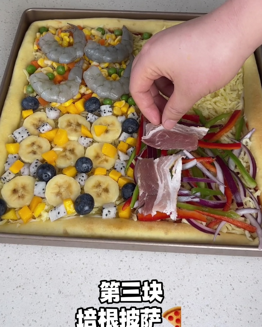 Mano che mette la teglia in forno per la precottura.