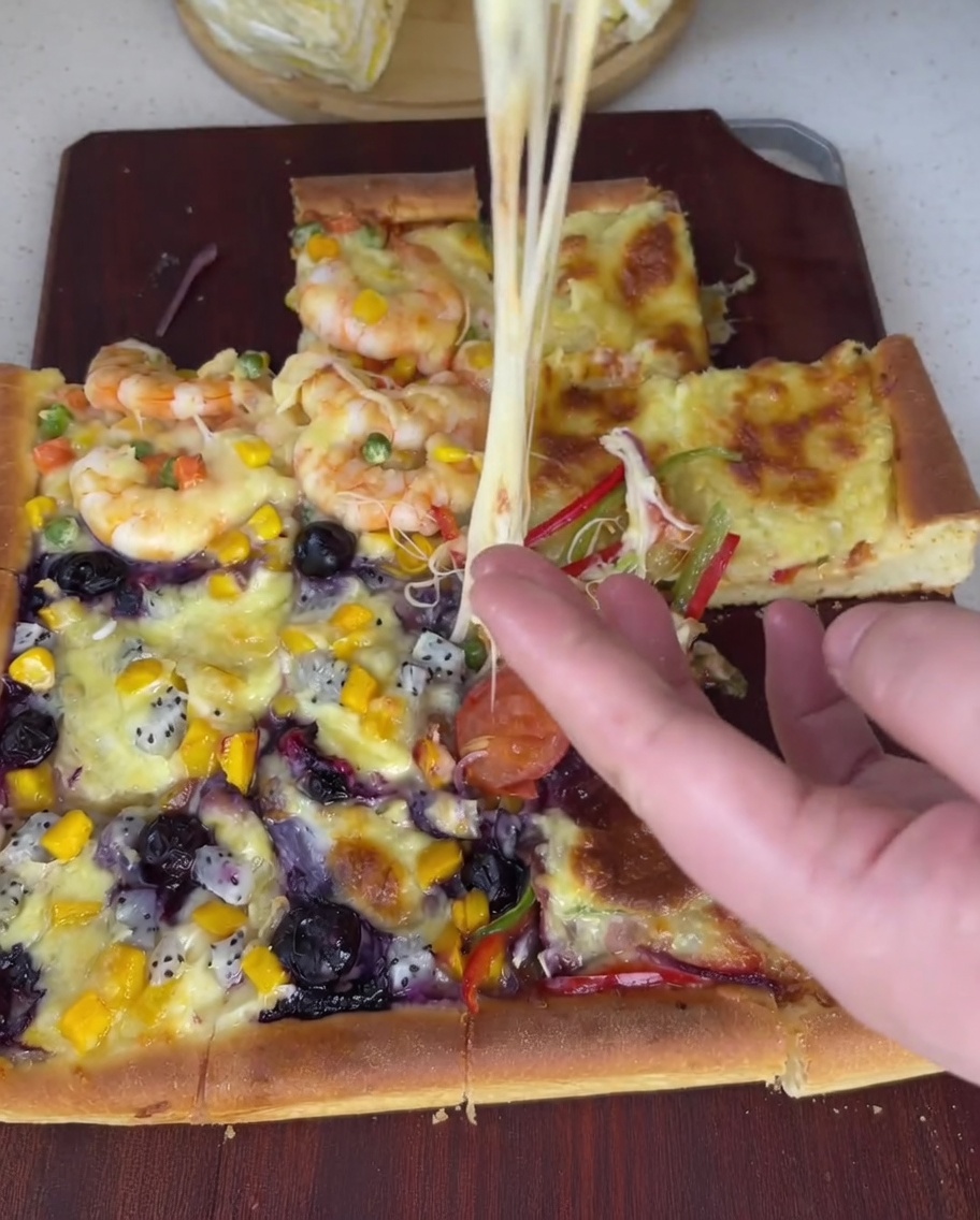 Polpa di durian spalmata sul quarto quadrante della pizza.