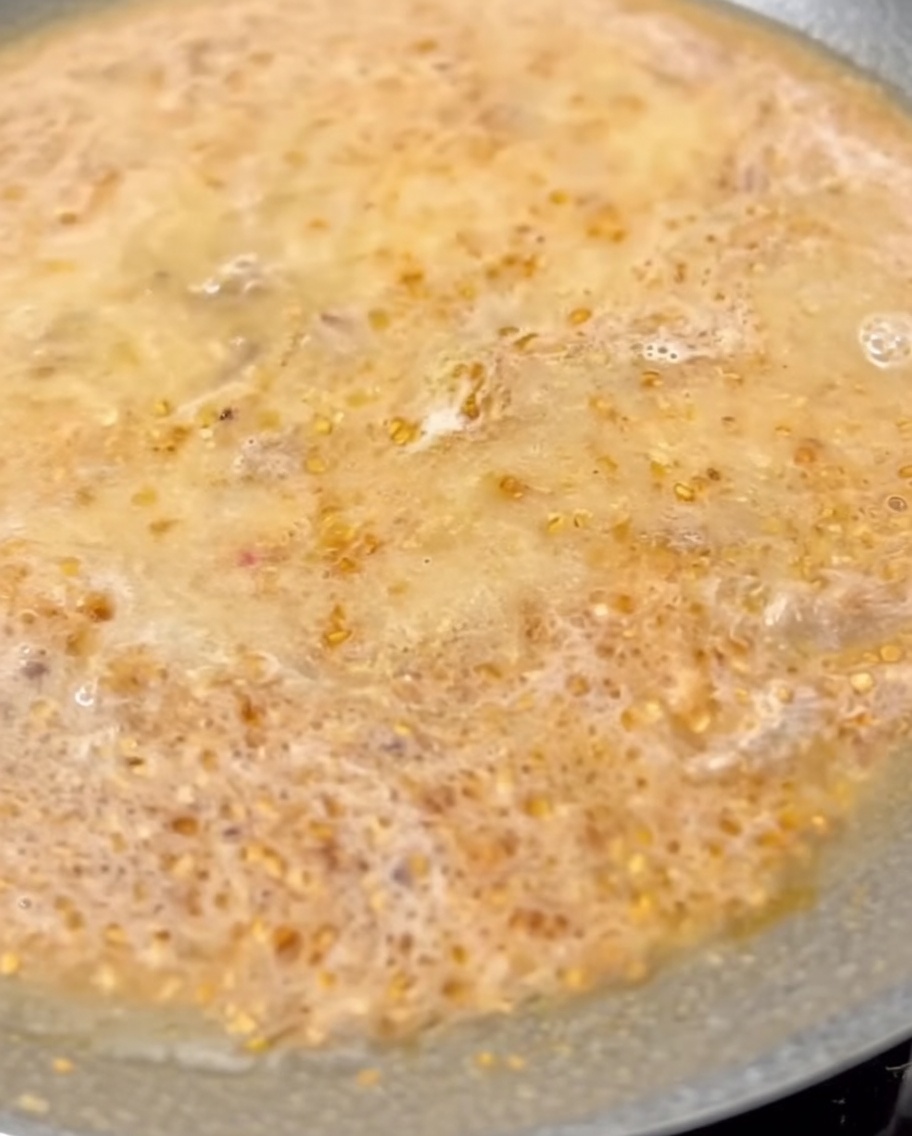 Latte aggiunto al brodo di Tantanmen in fase di cottura.