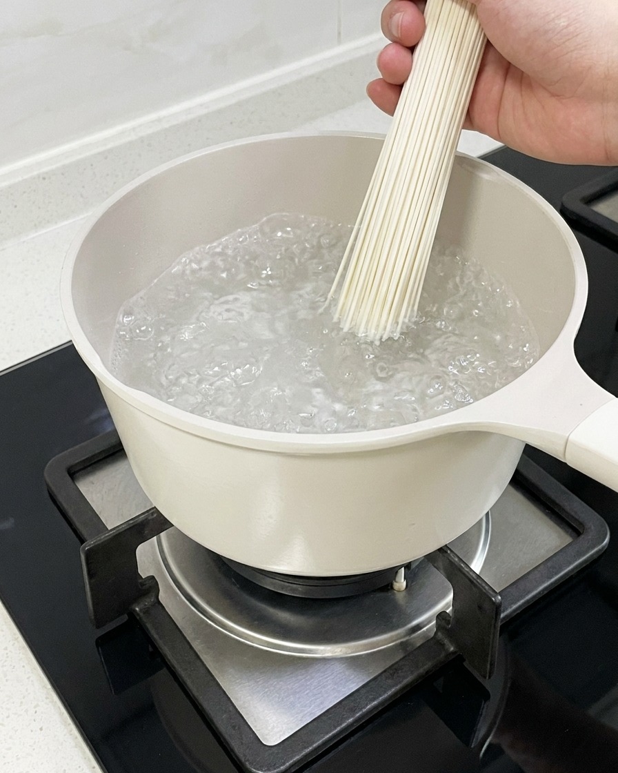 Noodle per ramen in ebollizione in una pentola dacqua.