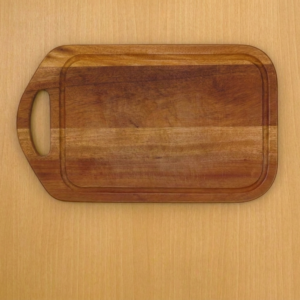 Radice di zenzero fresca affettata a rondelle sottili su una superficie di legno.