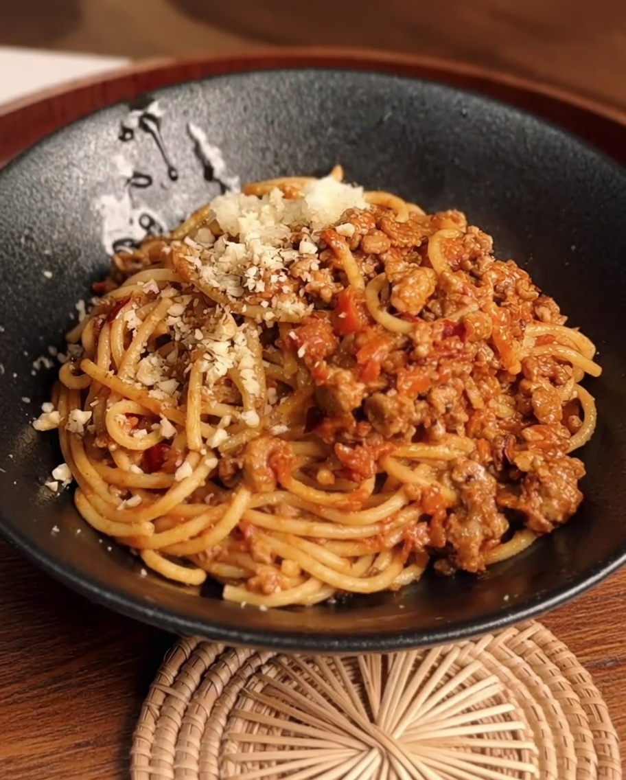 Un composto di acqua di zenzero-scalogno e pasta di sesamo aggiunto al maiale cotto in padella.
