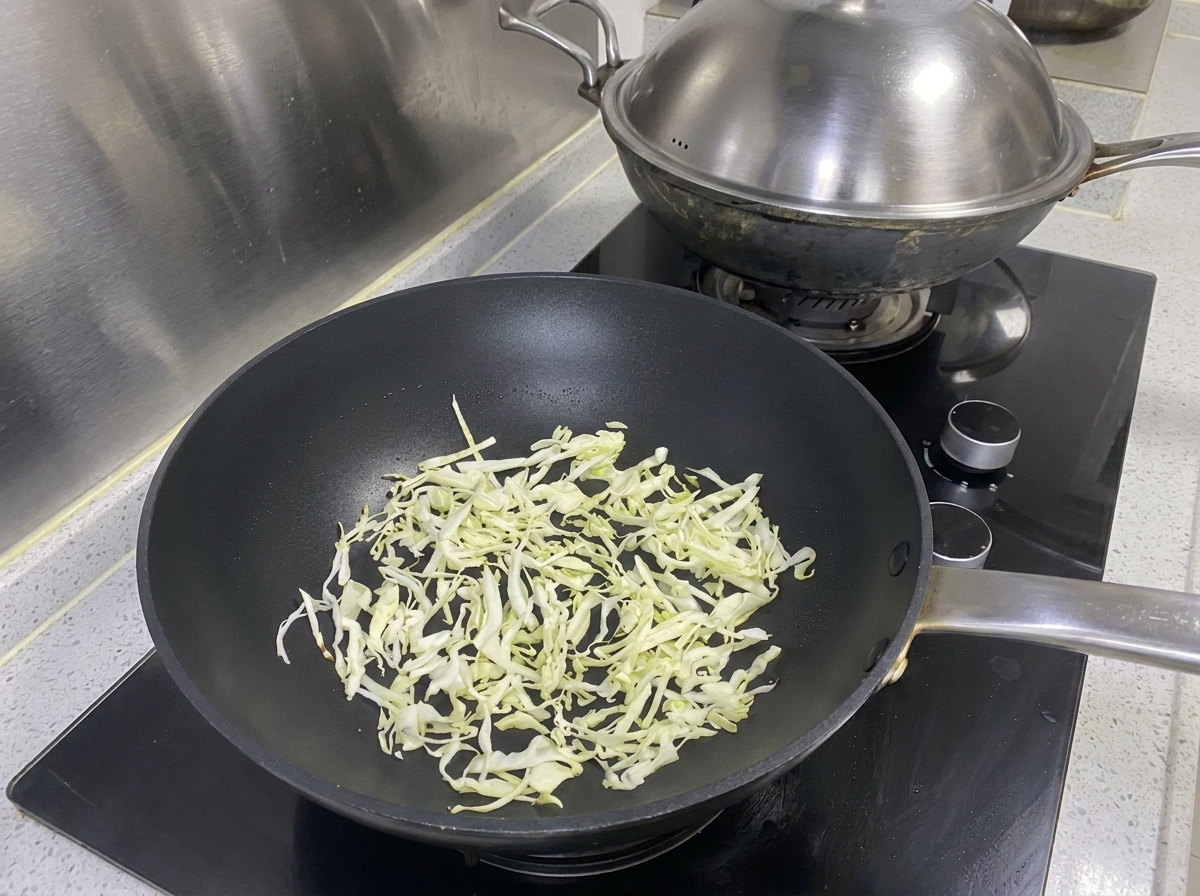 Salsa di ostriche scura aggiunta al mix di carne macinata cruda.