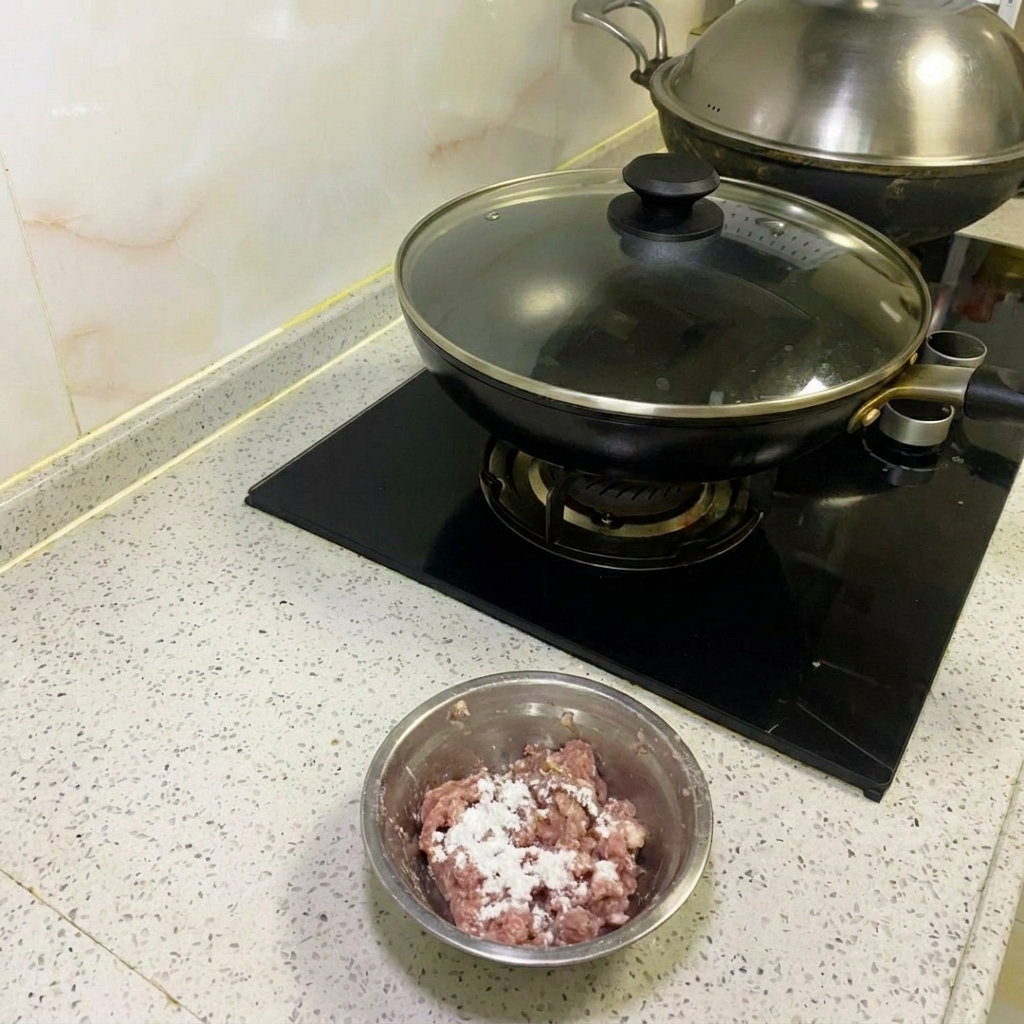 Carne macinata mescolata vigorosamente con bacchette di metallo fino a diventare appiccicosa.