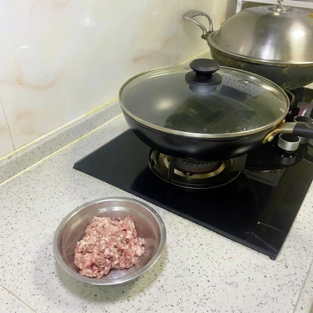 Uno strato di cavolo tritato disposto in una padella antiaderente.