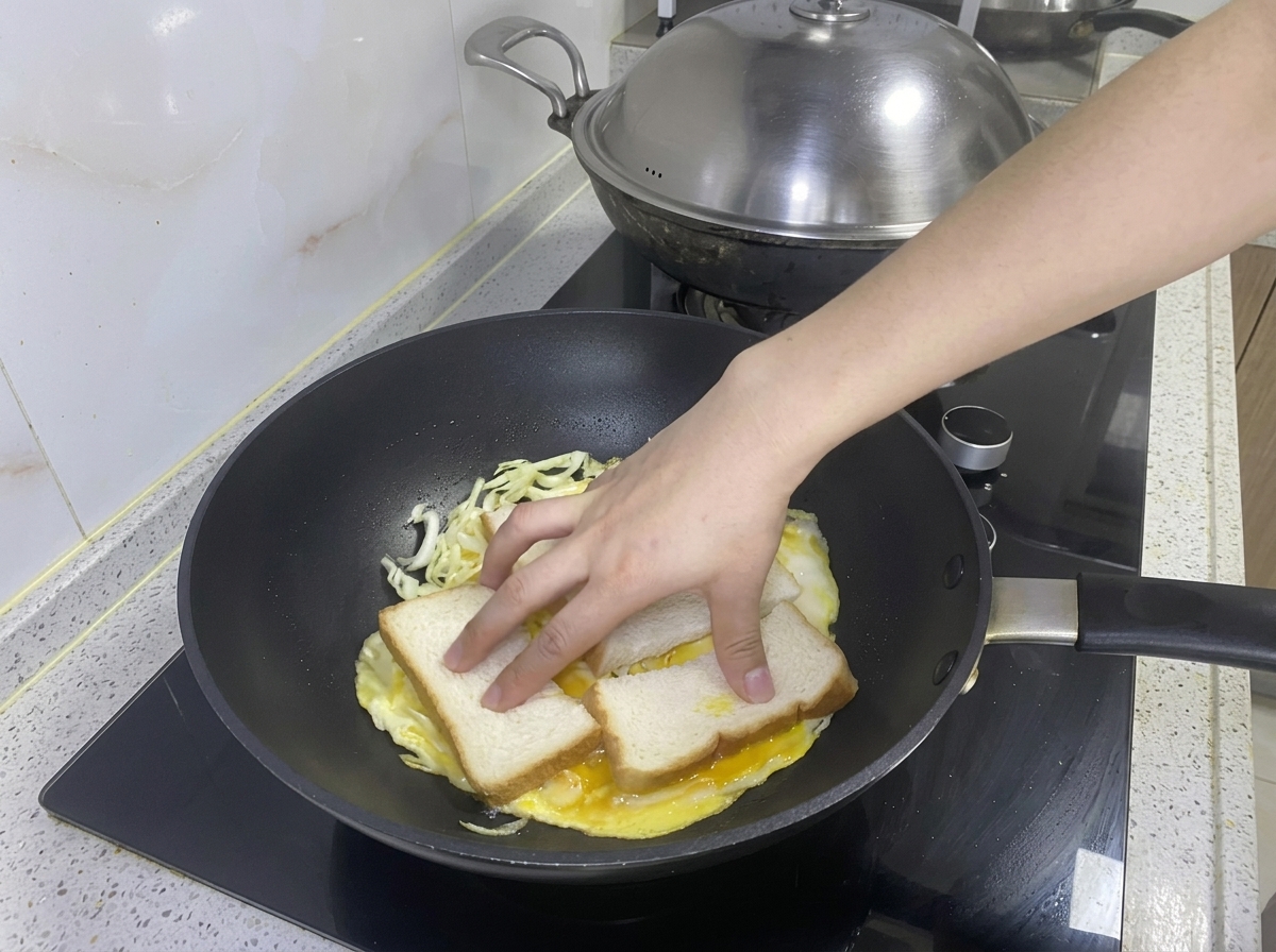 Due fette di pane posizionate sulla frittata di uovo e cavolo nella padella.