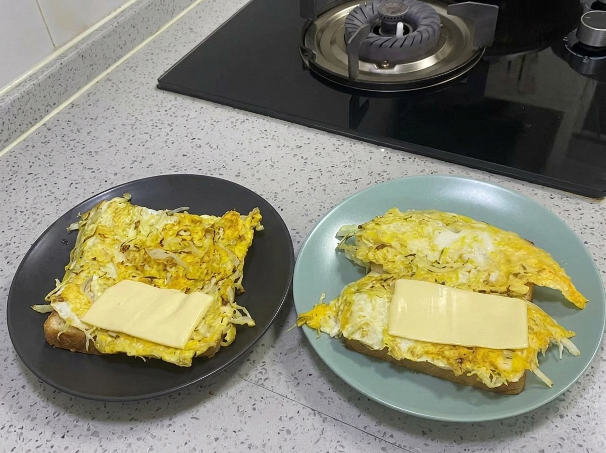 Salsa alla senape e miele versata a filo sullo strato di formaggio.