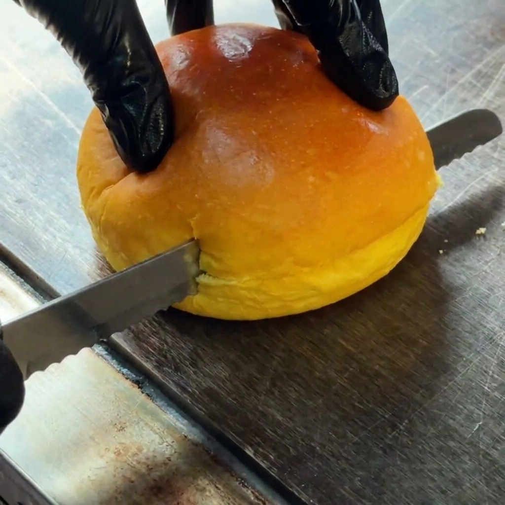 Un panino per hamburger tagliato orizzontalmente a metà.
