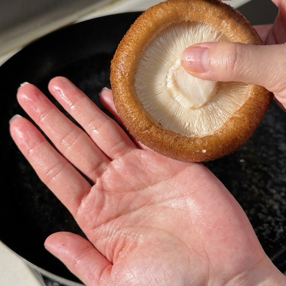 Grandi funghi shiitake sbollentati in acqua bollente.