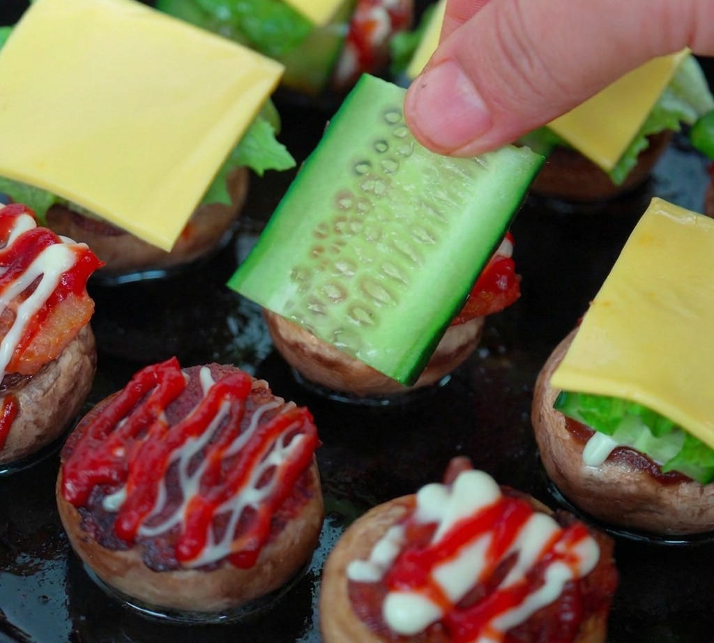 Processo di assemblaggio: base di fungo, cetriolo, lattuga, pomodorino e una fetta di formaggio.