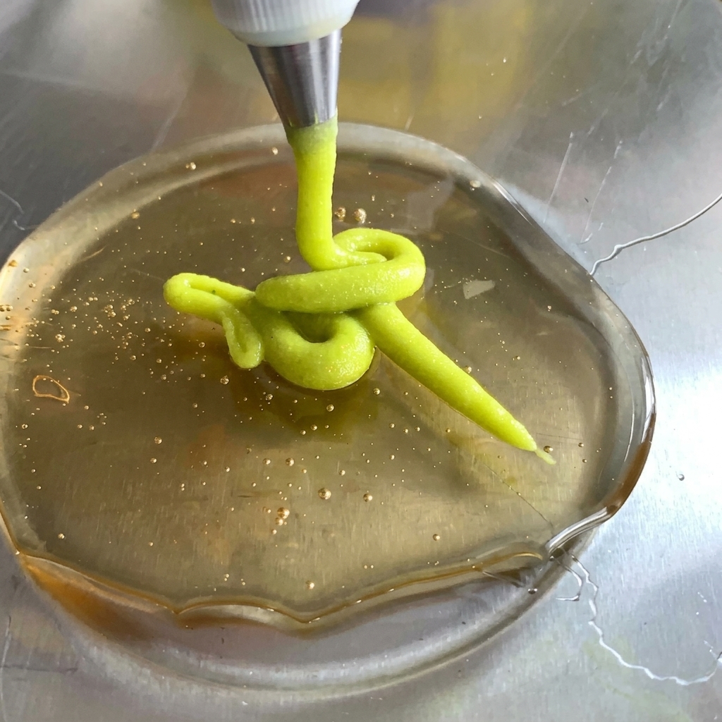 Una cucchiaiata di maionese aggiunta al composto di salsa nella ciotola.
