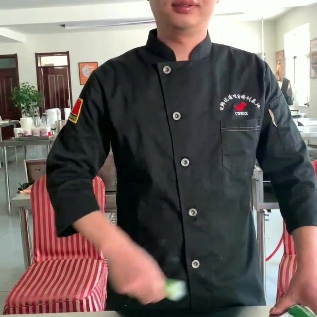 Una frusta che amalgama gli ingredienti della salsa in una ciotola di vetro.