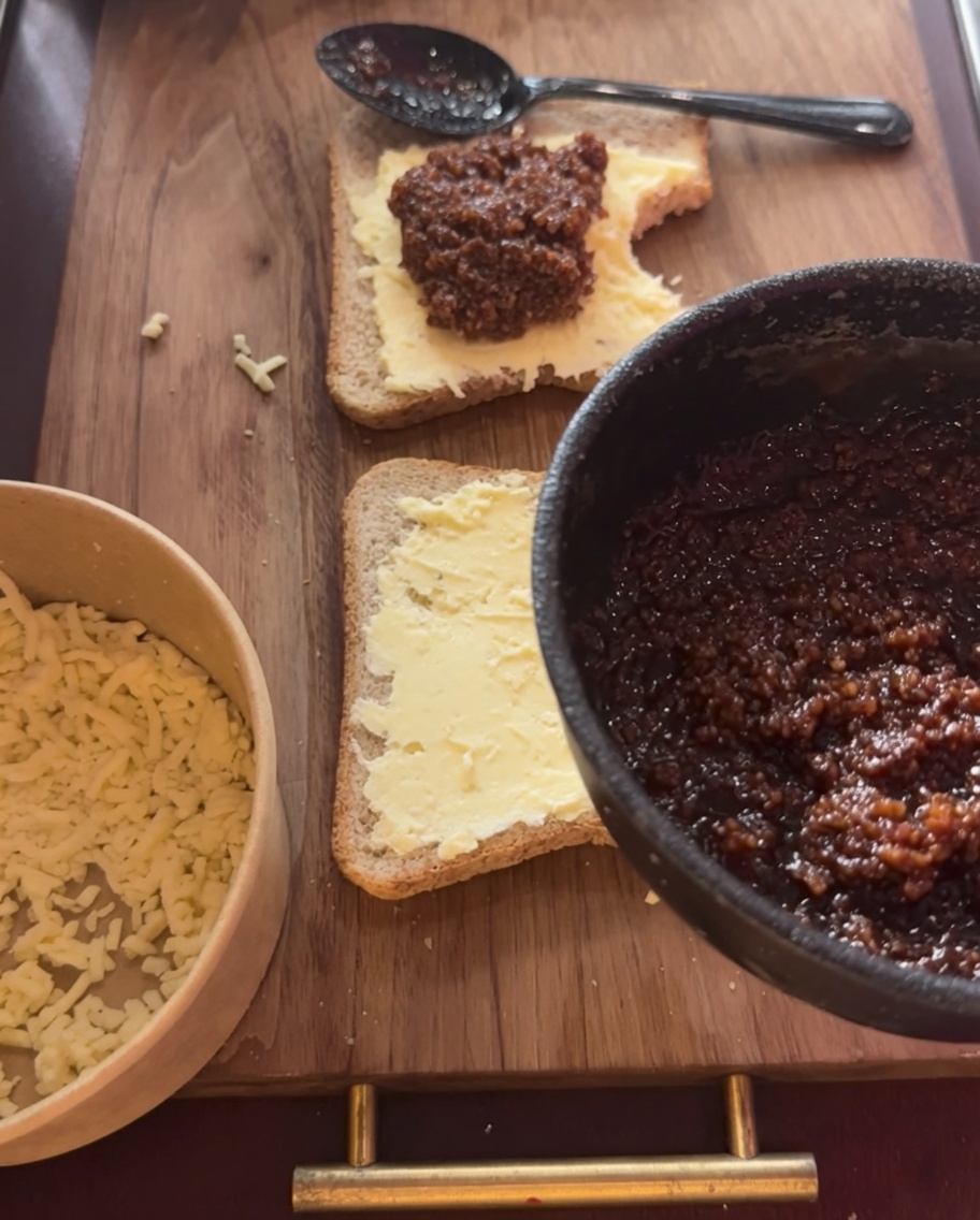 Una porzione generosa di sugo di carne spalmata sullo strato di formaggio.