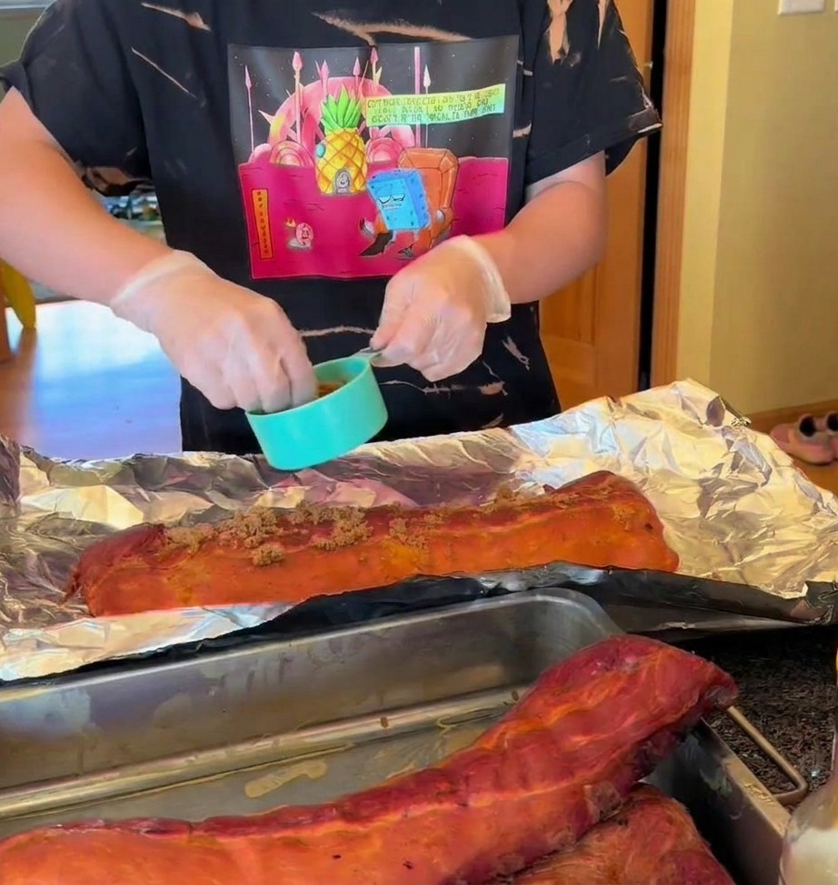 Costine affumicate su carta stagnola condite con un rub secco e cosparse di miele.