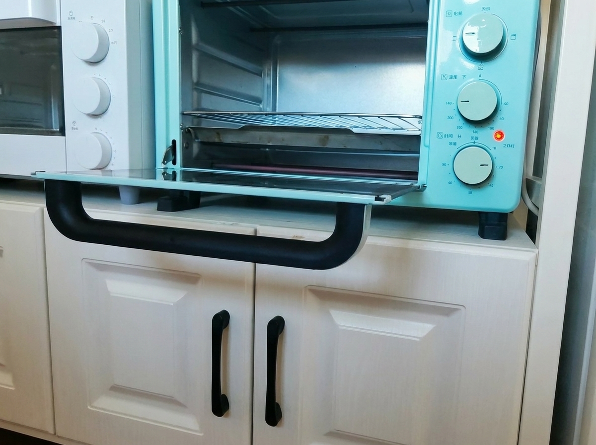 Costine glassate su una teglia inserite nel forno.