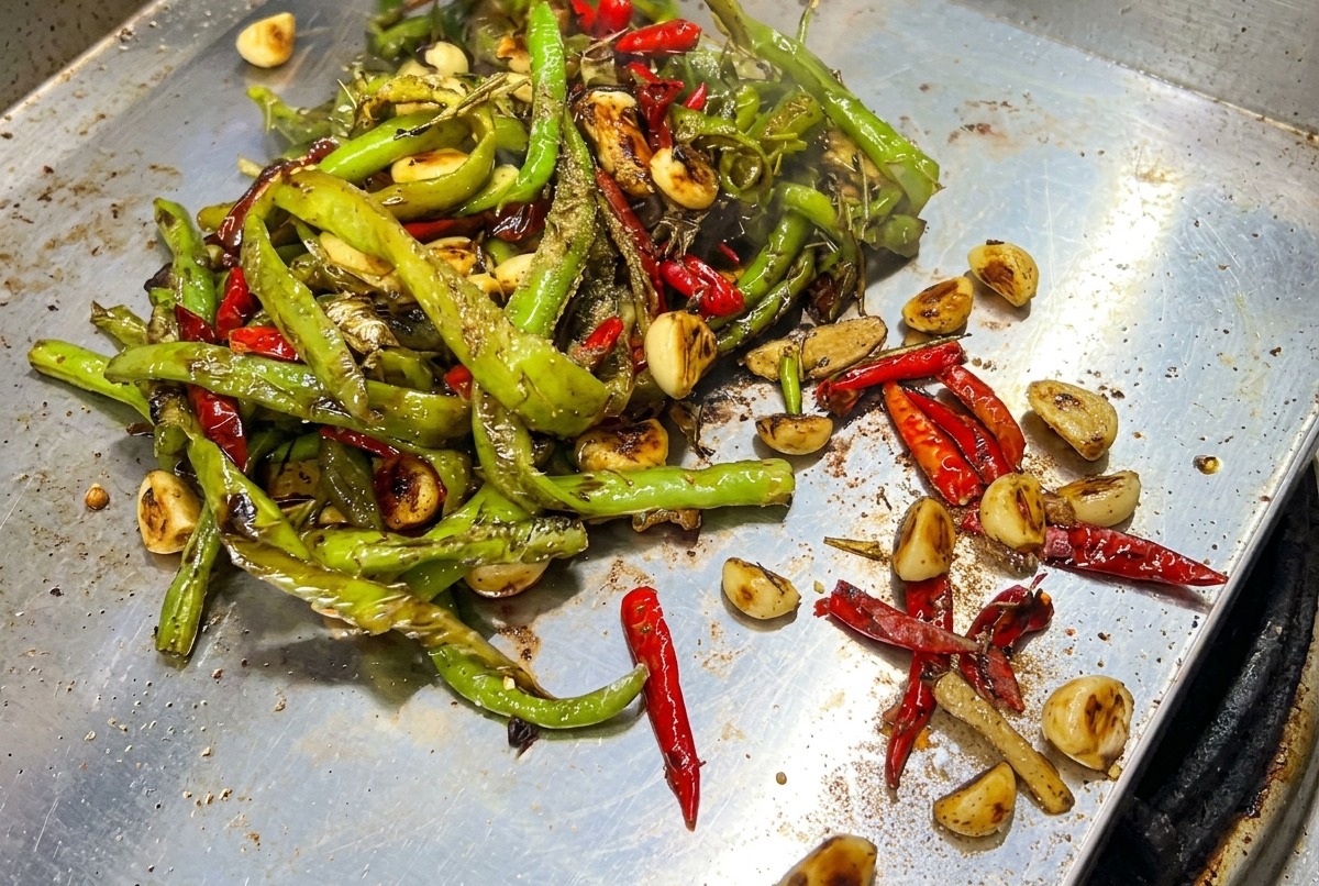 Ingredienti mescolati con una spatola sulla piastra calda.