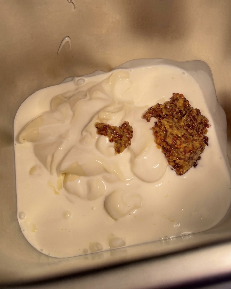 Cipolle bianche tritate finemente cosparse nel contenitore di metallo con la miscela della salsa.