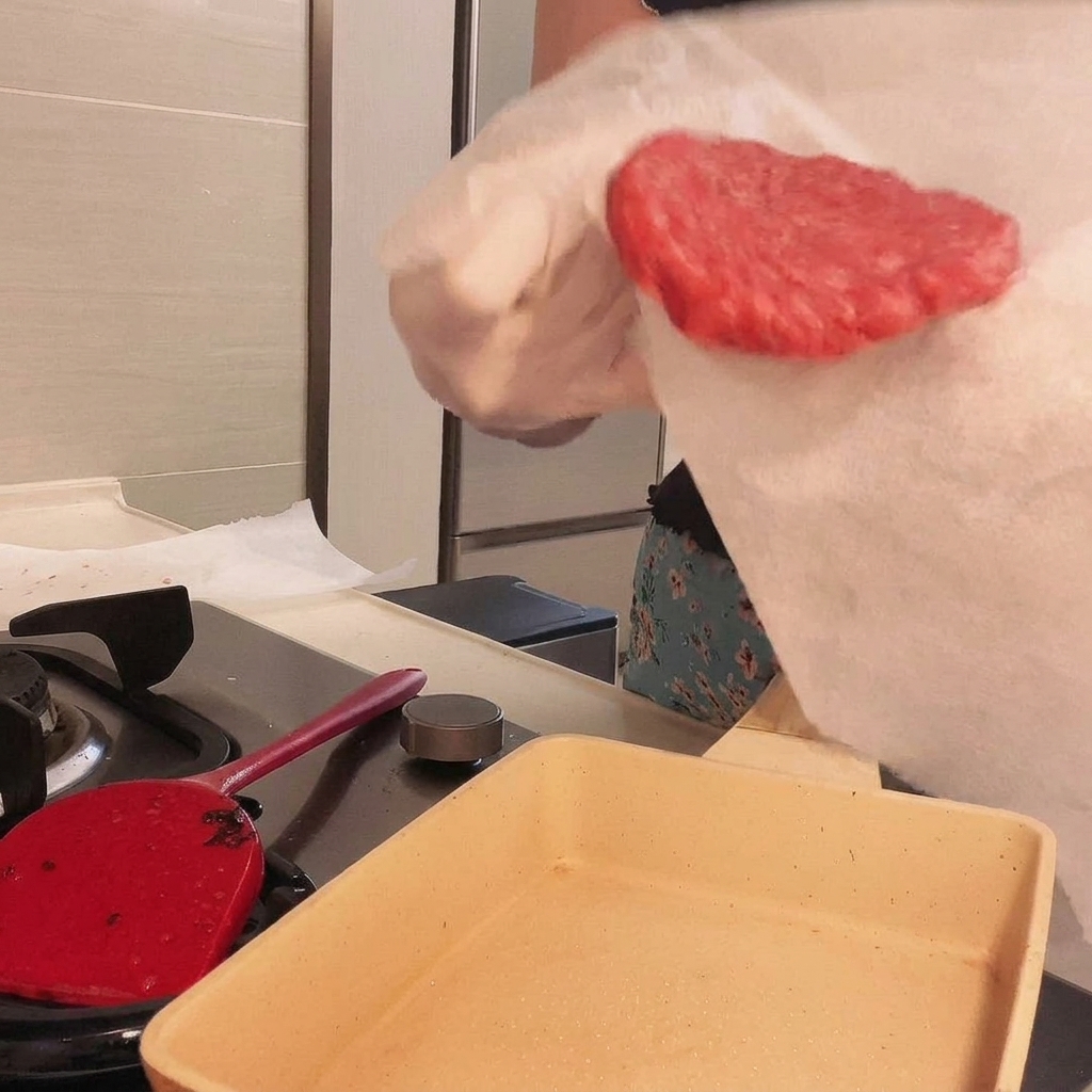 Un uovo che frigge in una padella calda, con il tuorlo ancora fluido.