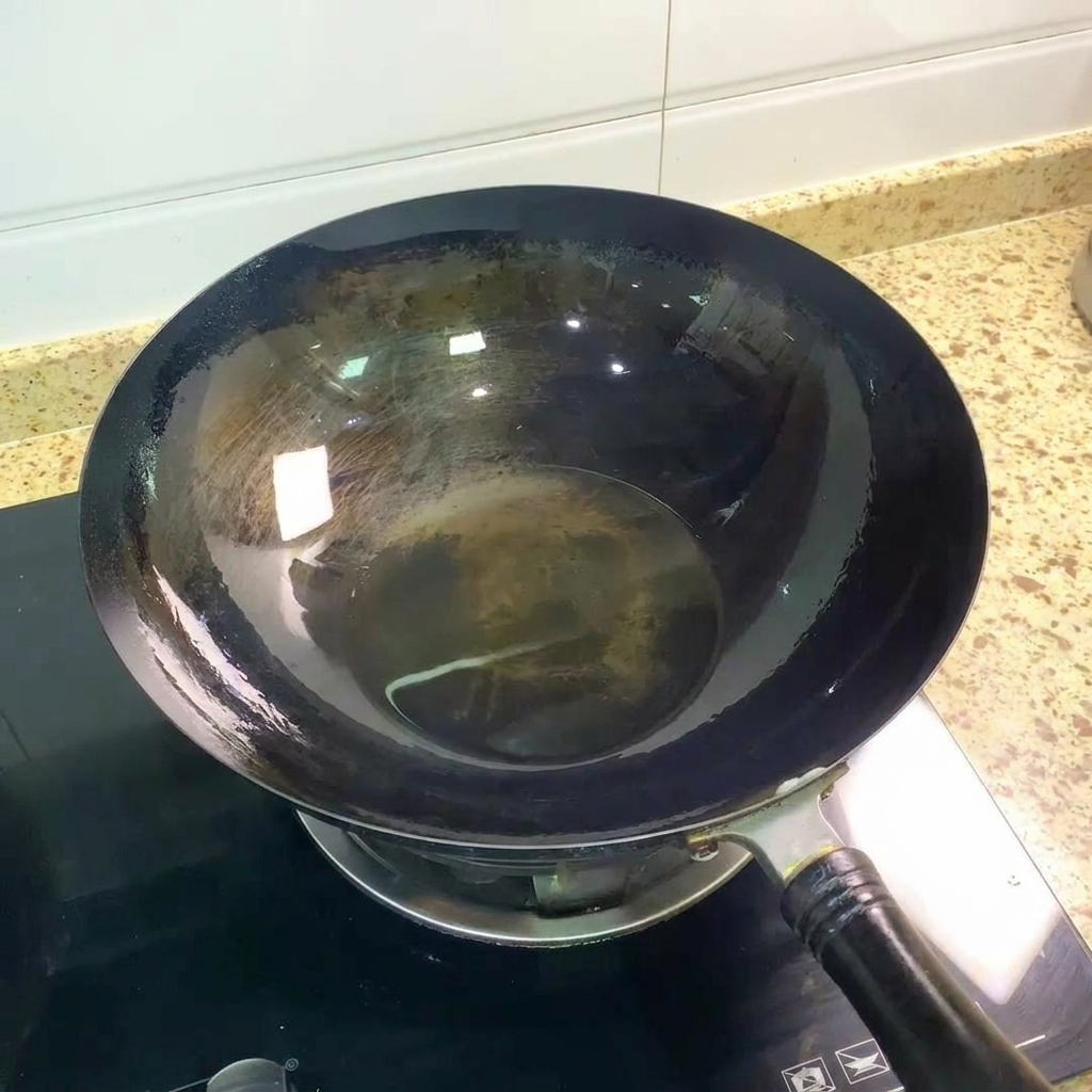 Petto di pollo sfilacciato che cuoce in un wok bollente.