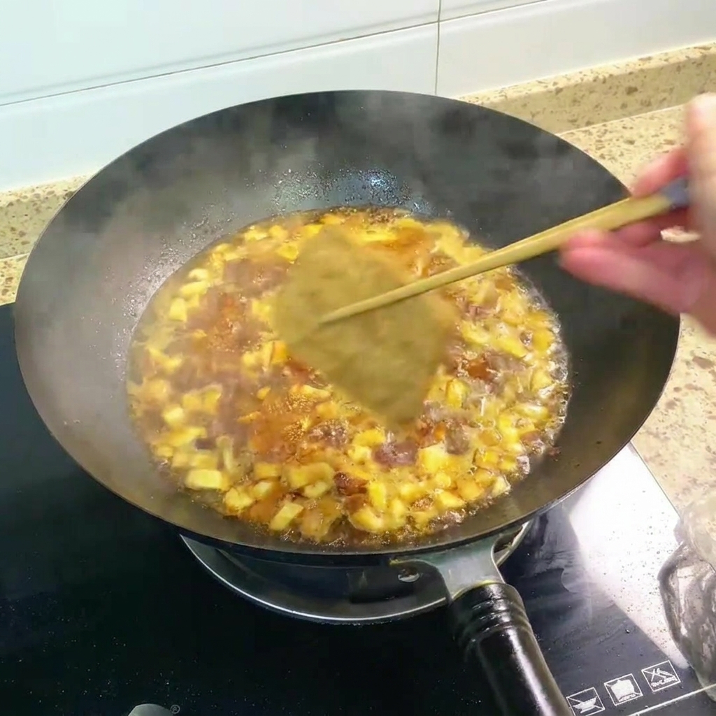 Pezzi di tofu fritto che sobbollono in un brodo ricco e scuro nel wok.