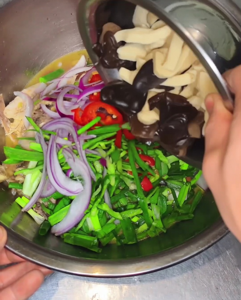 Funghi e pelle di tofu aggiunti alla ciotola.