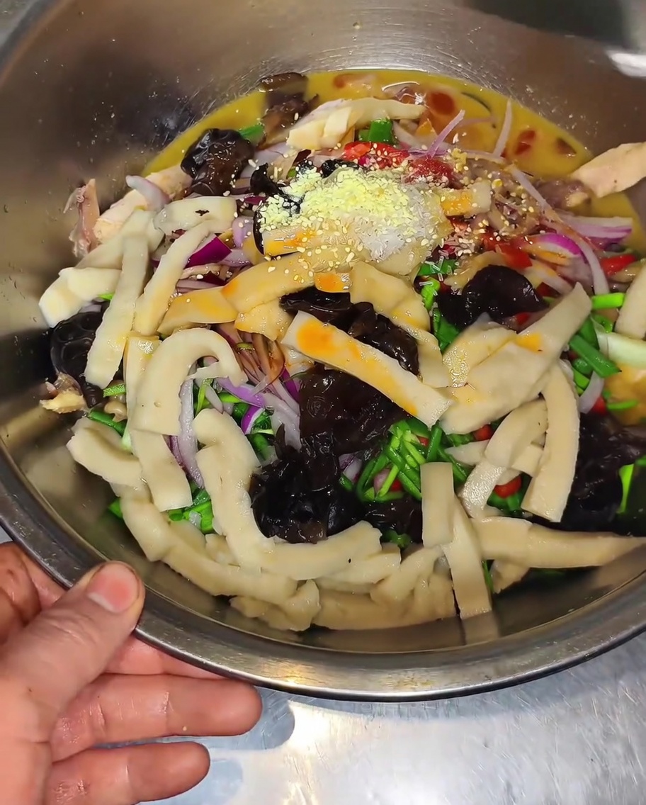 Ingredienti mescolati con brodo e condimenti.