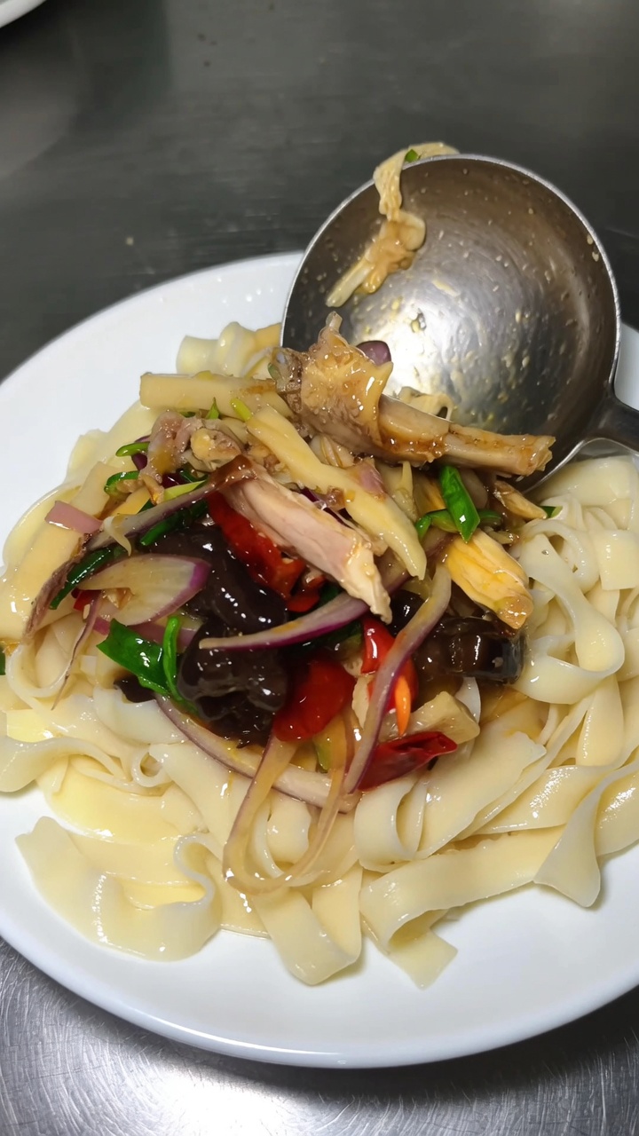 Autentici Noodles Saltati al Pollo in Stile Xinjiang
