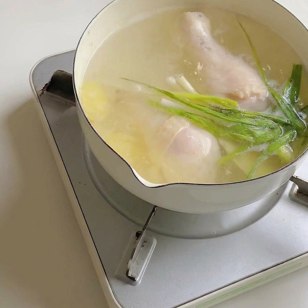 Polvere di condimento per ramen mescolata nel brodo con il pollo.