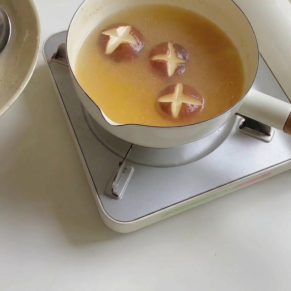 Noodles del ramen che si ammorbidiscono nel brodo bollente.