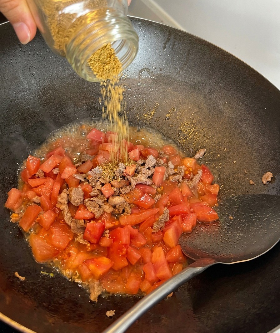 Sale marino spolverato sul mix di carne e pomodori.
