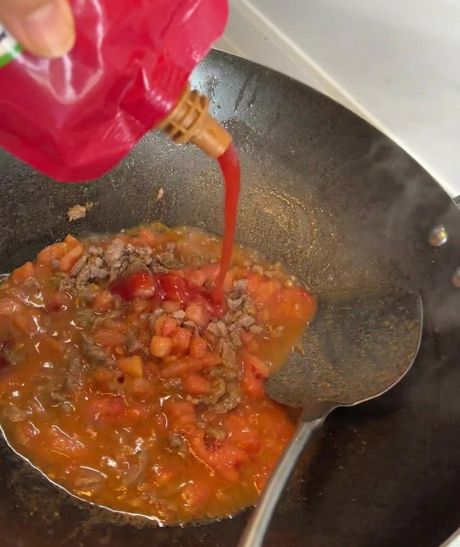 Concentrato di pomodoro aggiunto in padella.