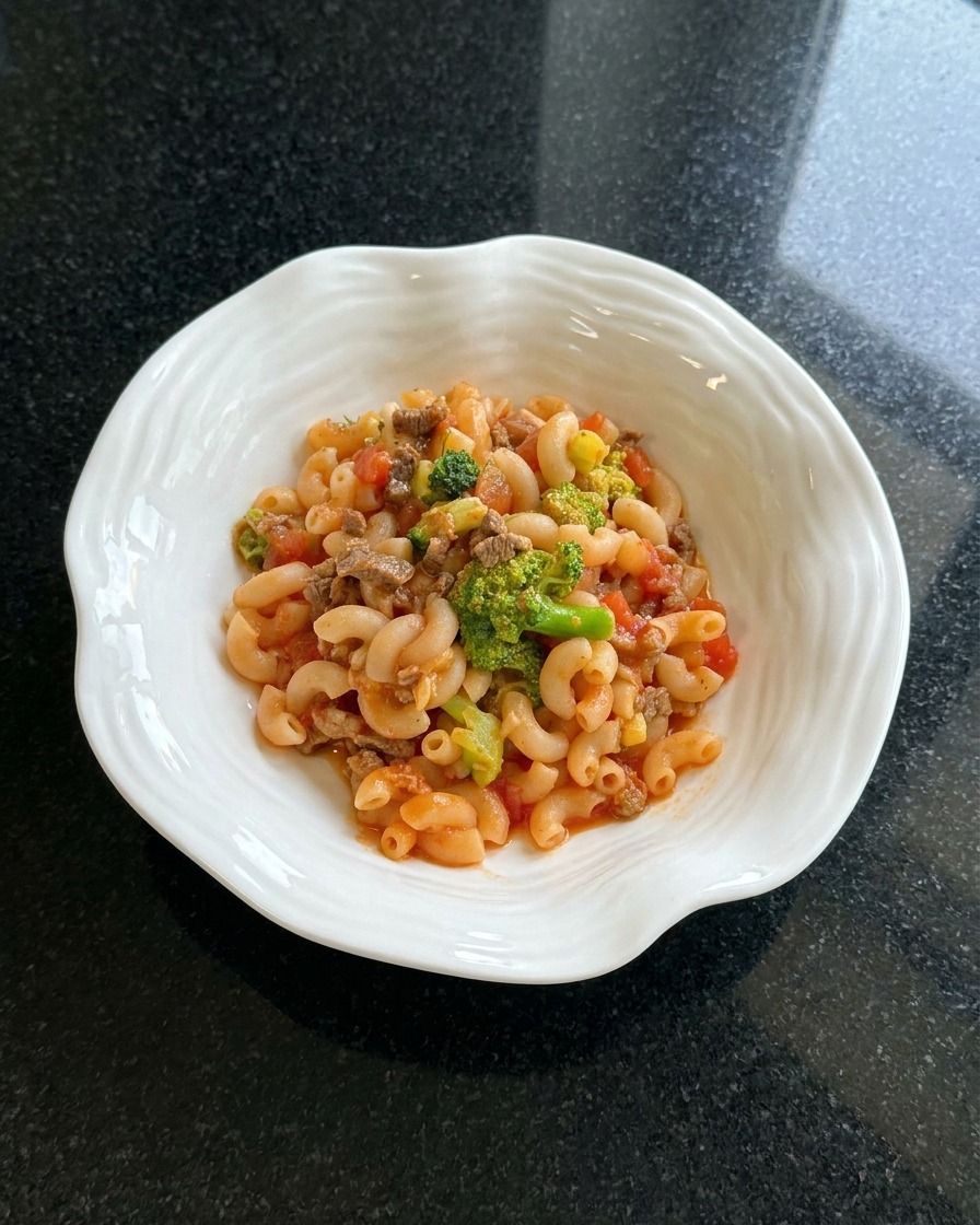 Piatto di maccheroni finito guarnito con erbe.