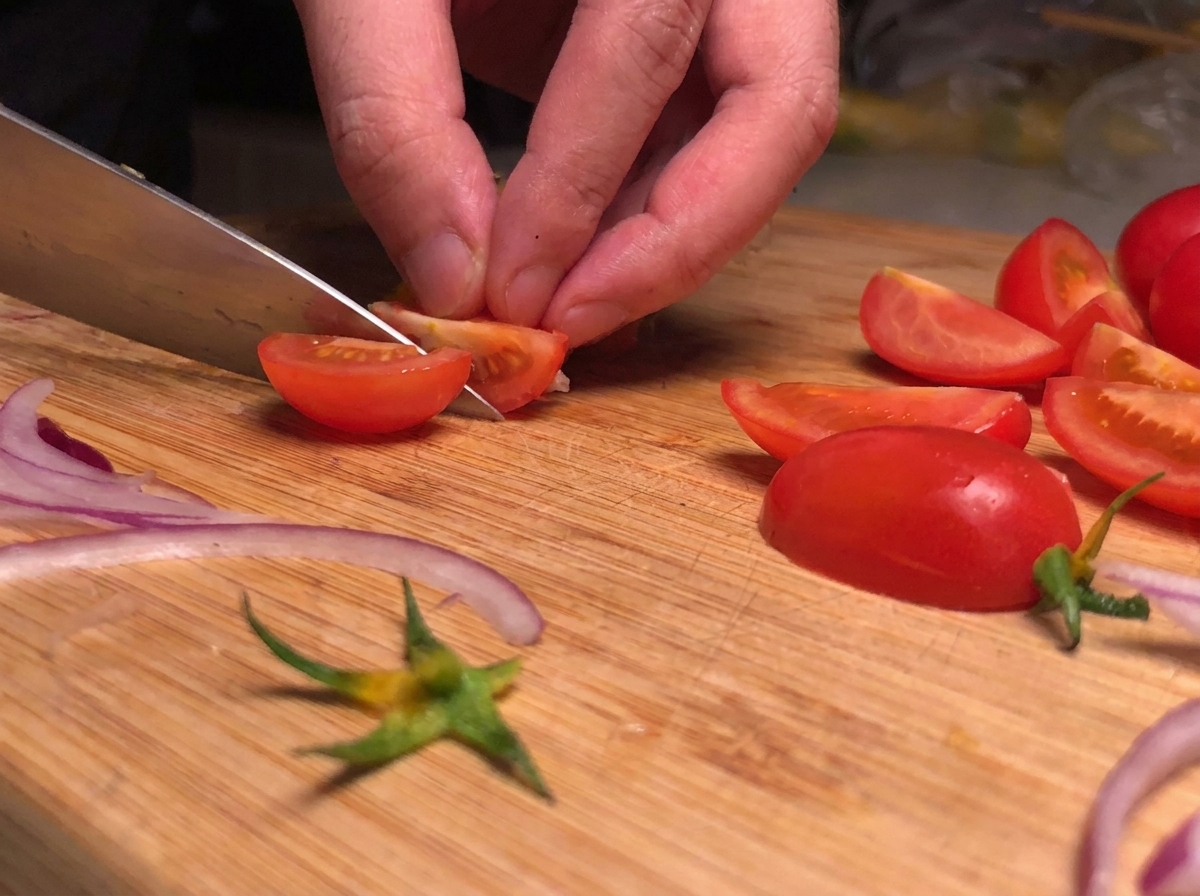 Carne macinata che rosolano in padella insieme alle verdure.