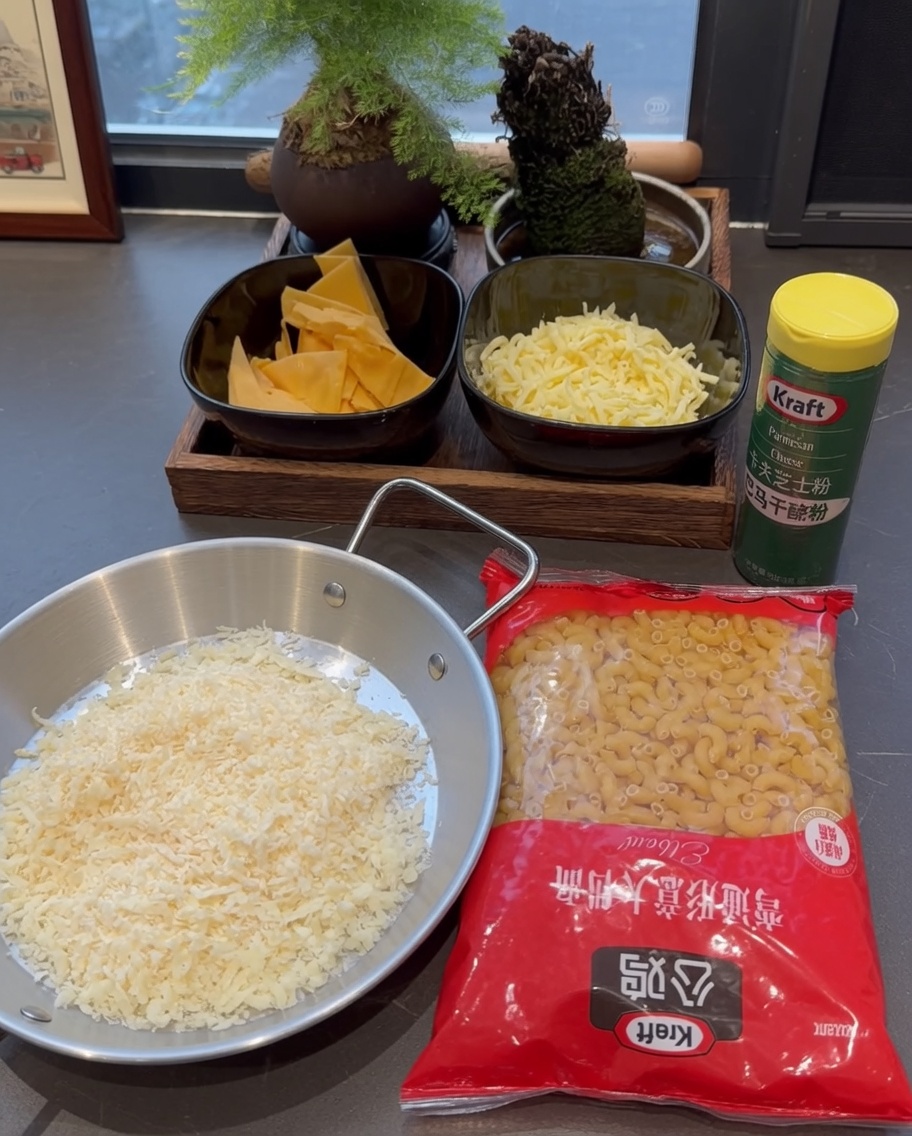 Pasta secca tipo maccheroni versata in una pentola di acqua bollente.