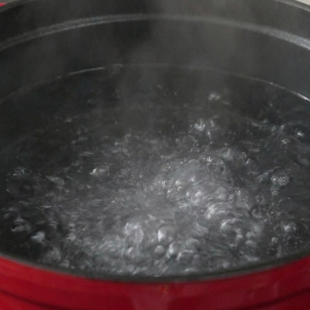 Pasta immersa in una grande pentola di acqua bollente.