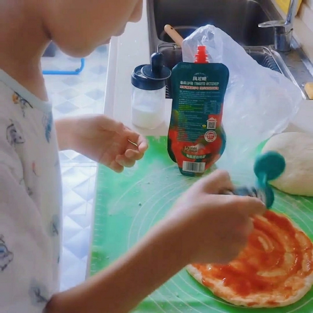 Pepe nero aggiunto alla base della pizza condita con salsa.